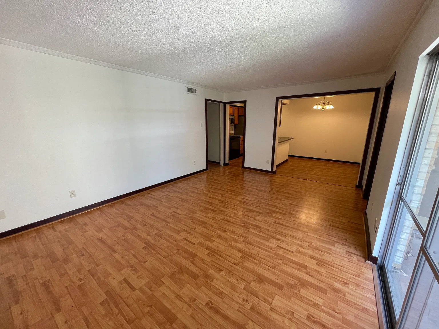 3 bed, 1304 sqft, $2,100 — Photo 4