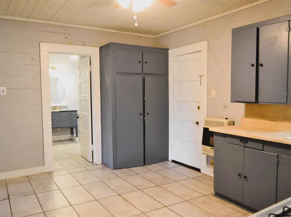 102 S Beauregard St, Alvin, TX