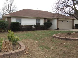 914 E Powell St, Springfield, MO 65807