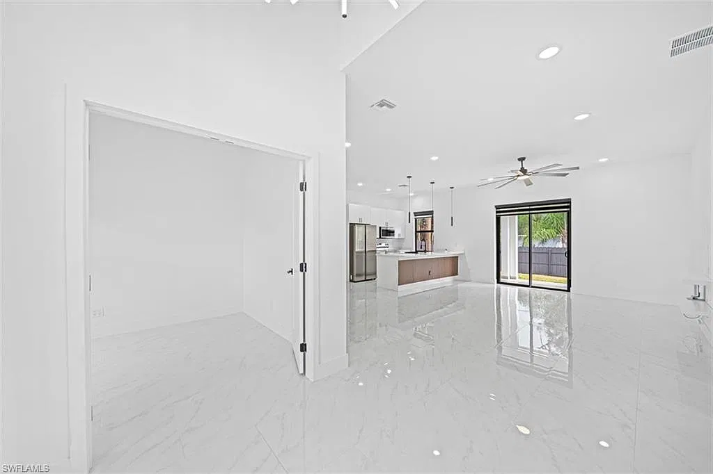 3 bed, 2.0 bath, 1630 sqft, $2,200 — Photo 3