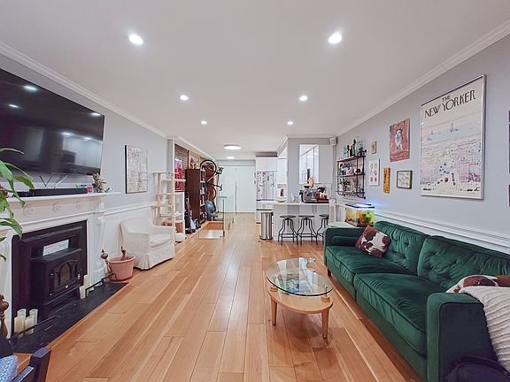 5th image of 539 Manhattan Ave APT 1