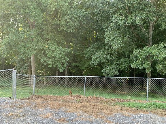 4th image of 723 Acorn Dr