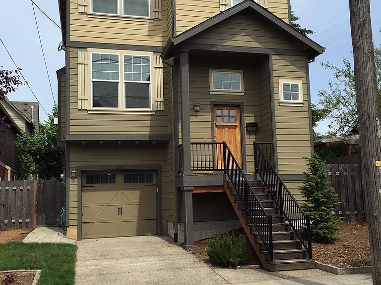 939 NE Roselawn St — Photo 4