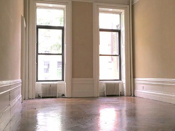 4th image of 130 E 61st St APT 1A