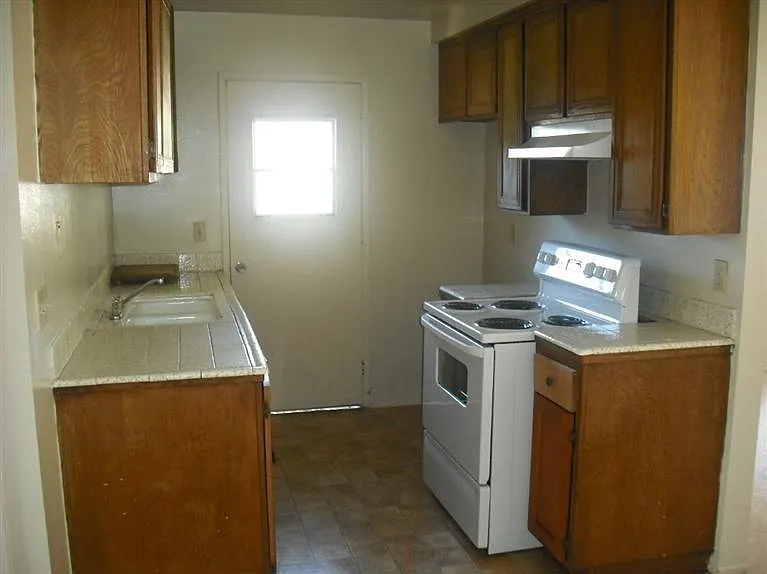 2 bed, 1.0 bath, 856 sqft, $2,500 — Photo 3