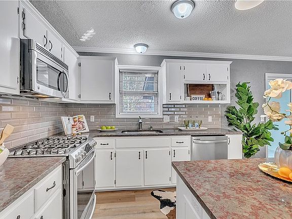 4th image of 2 Sutton Ln