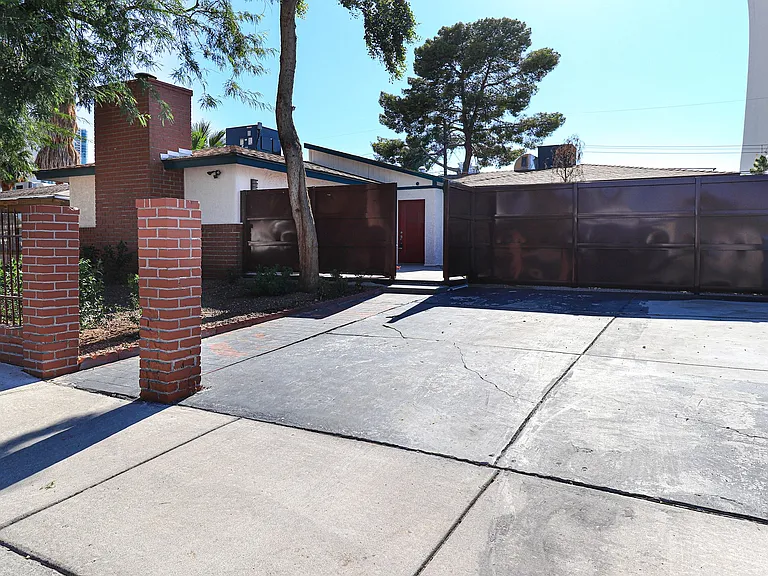 2100 Santa Ynez Dr — Photo 2