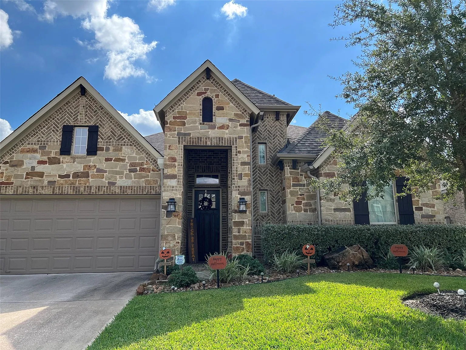 3 bed, 2.0 bath, 2287 sqft, $2,700 — Photo 1