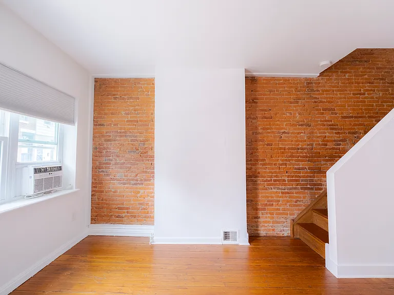 421 E Flora St — Photo 5
