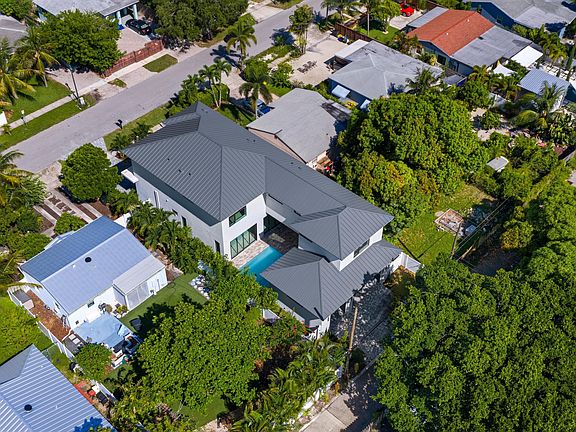 4th image of 827 SE 2nd Avenue