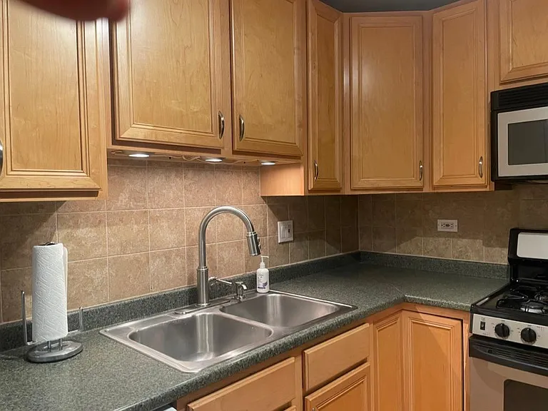 16W481 Lake Dr — Photo 2