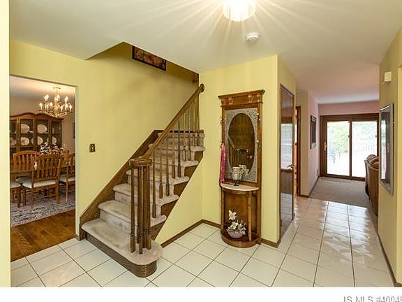 4th image of 879 Derry Dr