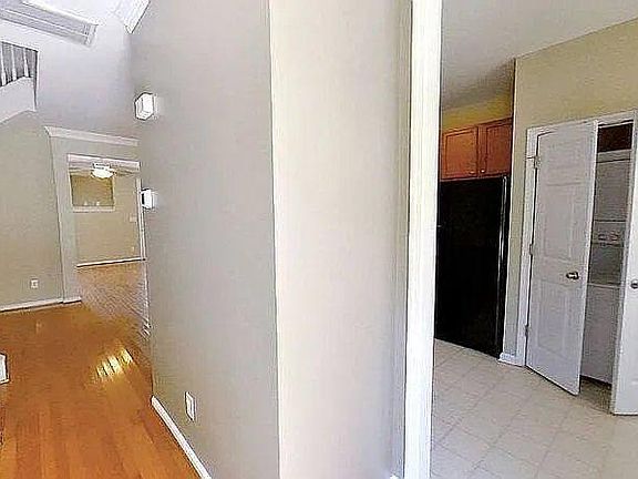 5th image of 513 Village Loop Dr