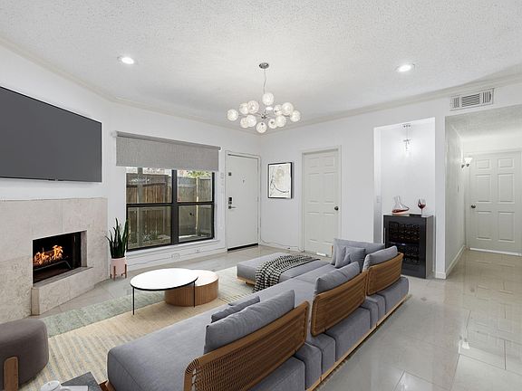 4th image of 1100 Augusta Dr APT 57