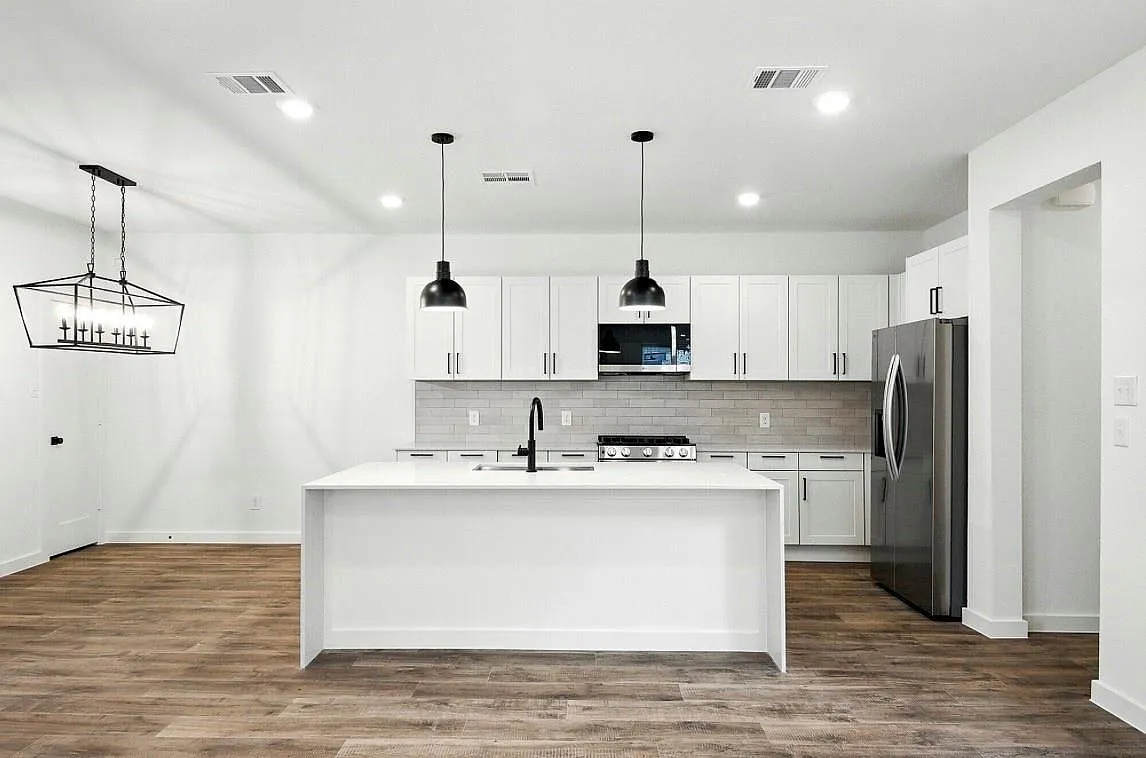 3 bed, 2.5 bath, 1401 sqft, $1,916 — Photo 2