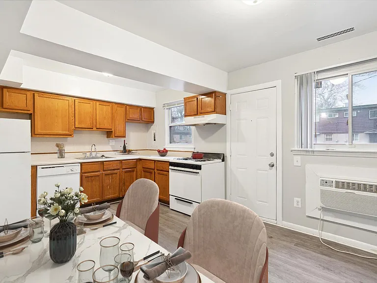 Village Grove Apartments — Photo 28