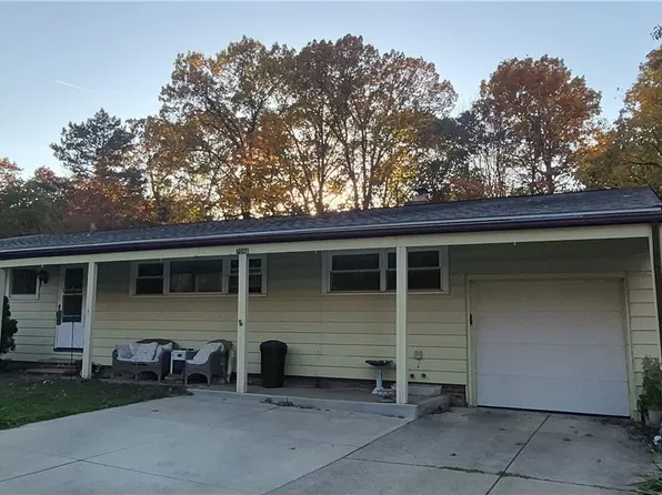 7096 Oak Ln, Seven Hills, OH 44131