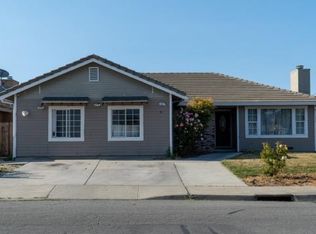900 Apricot Ln, Hollister, CA