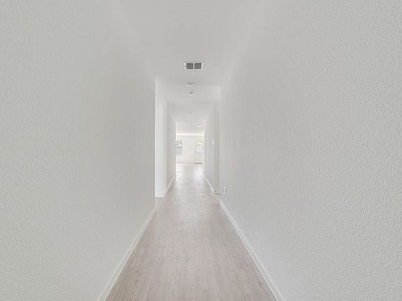 3rd image of 1125 Catclaw Rd