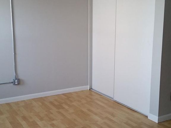 2nd image of 310 W 6th St APT 402