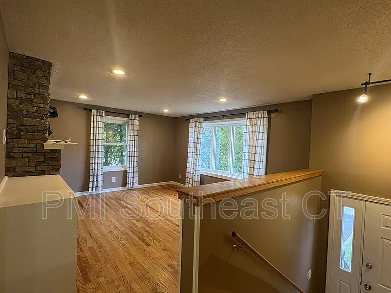 4 bed, 2.0 bath, 2092 sqft, $3,390 — Photo 2