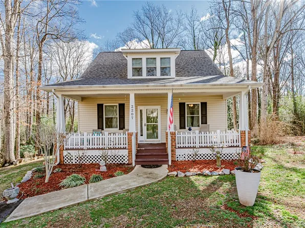 2207 Woodmont Dr, North Chesterfield, VA 23235