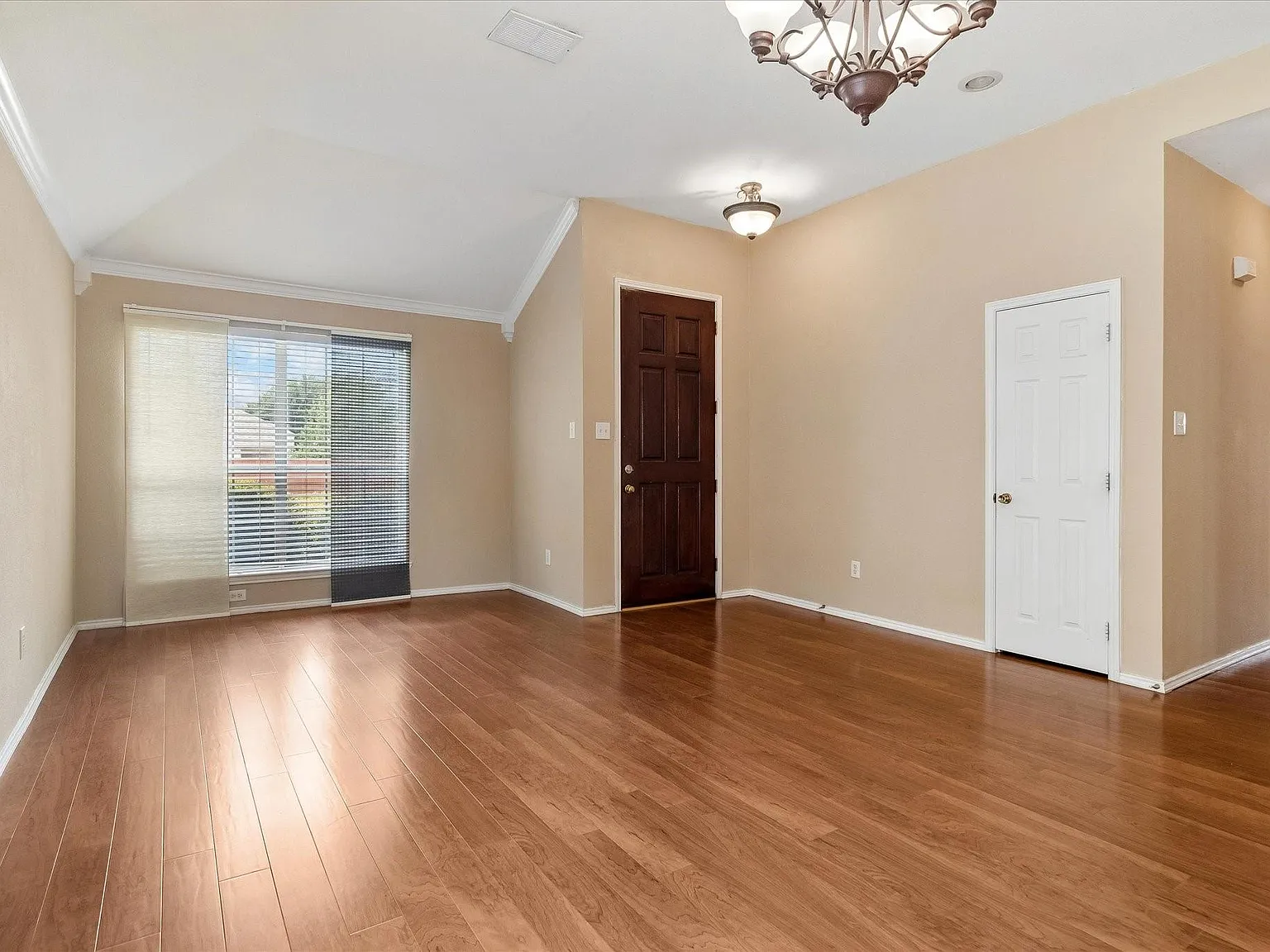 4 bed, 2169 sqft, $2,650 — Photo 2