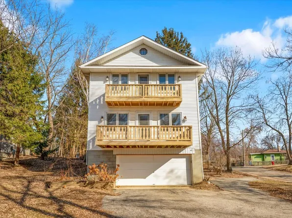 49 N Lake Ave, Fox Lake, IL 60020