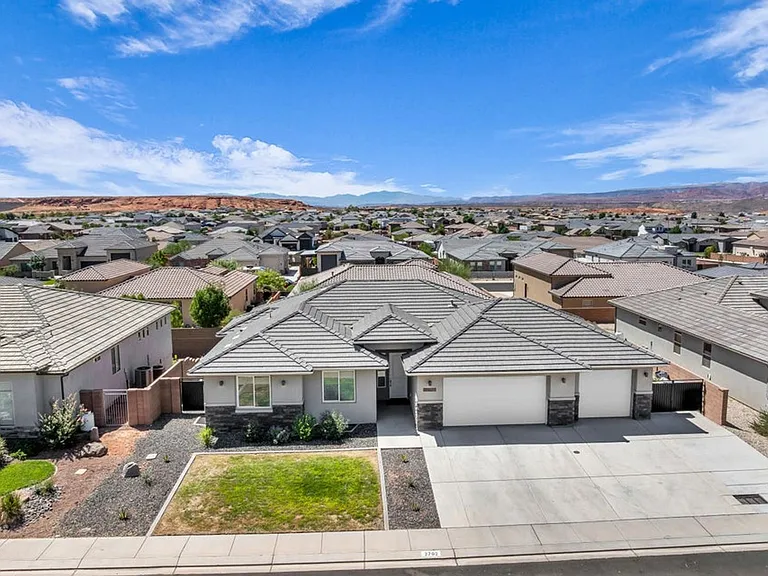 2792 S 3250 W — Photo 2