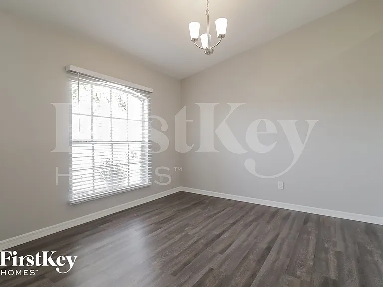 927 NW 10th Ave — Photo 4