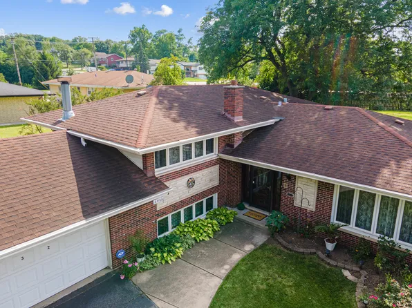 8832 Pleasant Ave, Hickory Hills, IL 60457