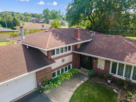 8832 Pleasant Ave, Hickory Hills, IL 60457