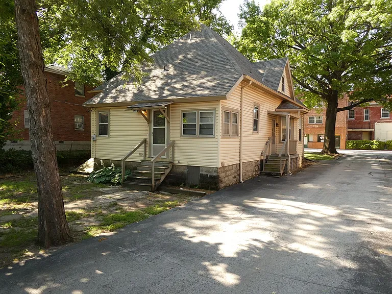 1207 E Elm St — Photo 2