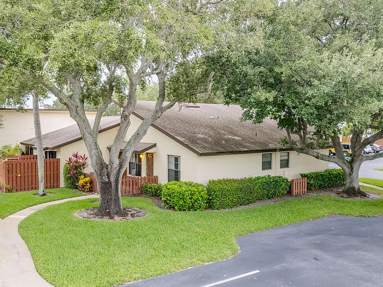 8019 SE Villa Cir — Photo 32