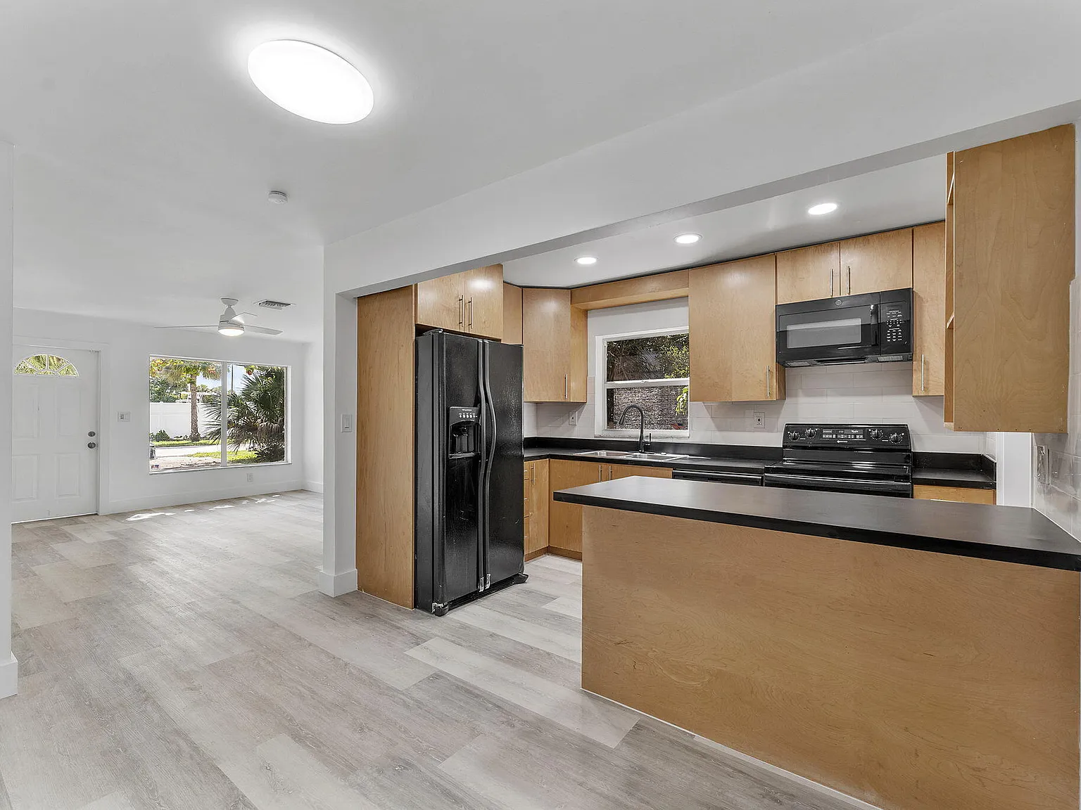 4 bed, 2.0 bath, 1395 sqft, $3,100 — Photo 3