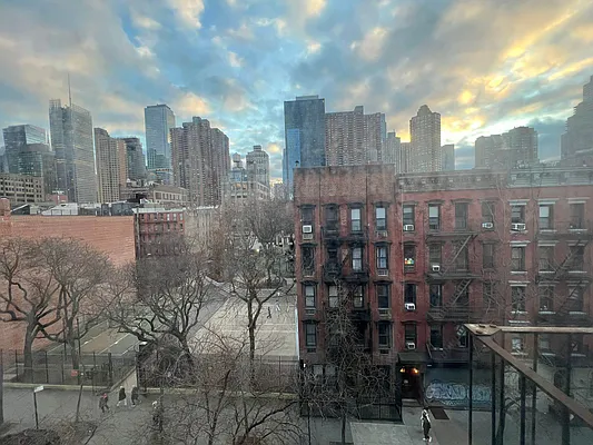 Rented by KNOCKKNOCK LLC | media 14