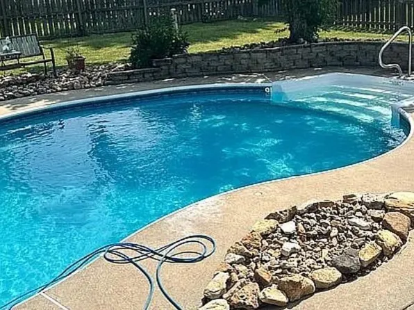 1011 Foxtail Dr, Grain Valley, MO 64029