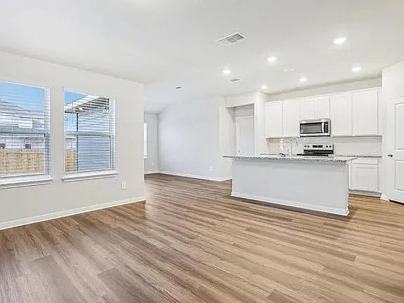 3 bed, 2.0 bath, 1477 sqft, $1,999 — Photo 2