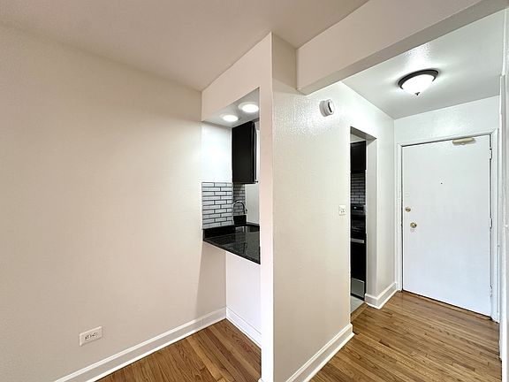 4th image of 6830 N Sheridan Rd #264