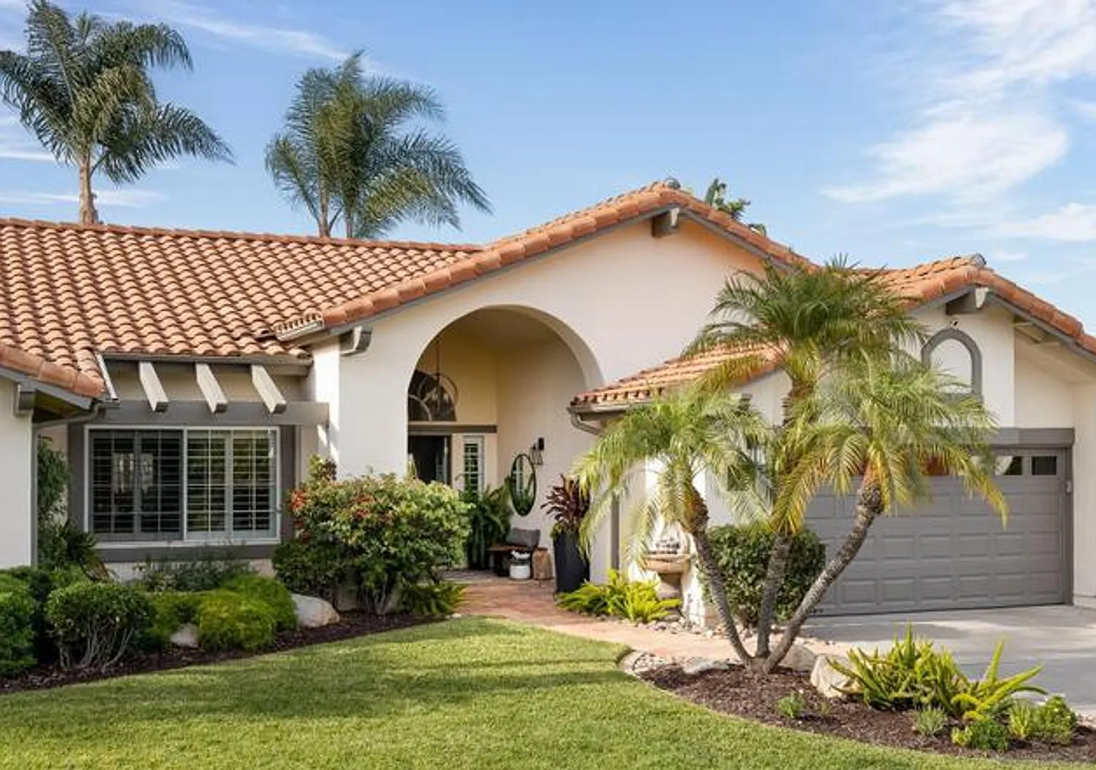 Luxurious Home — Photo 2