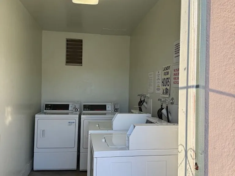 Large 2 bedroom Apartment in Clairemont — Photo 6