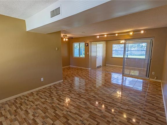 4th image of 318 Dillon Cir