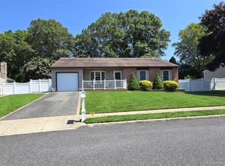 89 Live Oak Dr, Holbrook, NY 11741