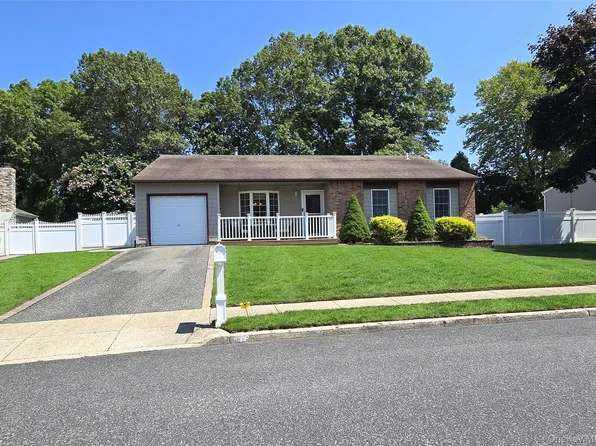 89 Live Oak Drive, Holbrook, NY 11741