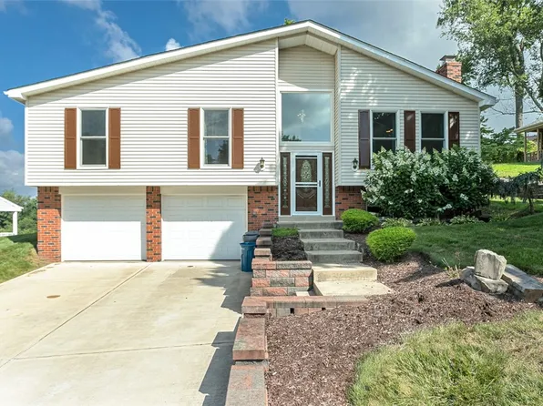 555 Monticello Dr, Delmont, PA 15626