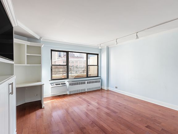 3rd image of 210 E 36th St #Penthouse C