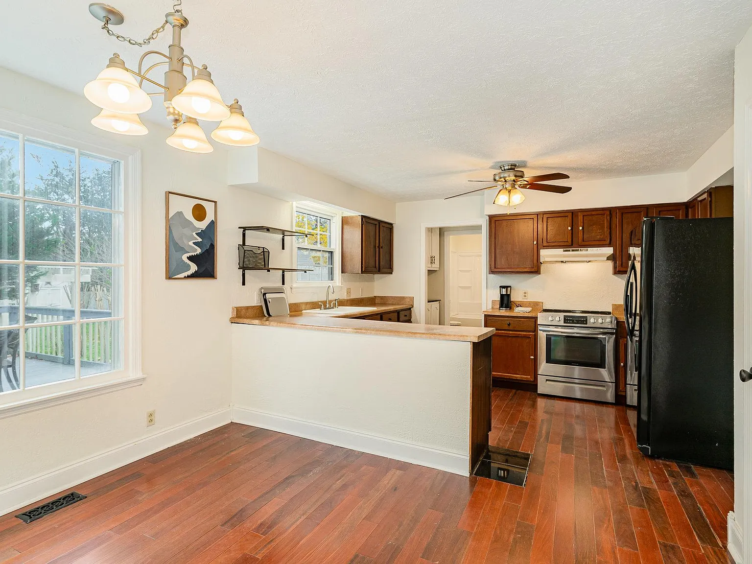 4 bed, 3.0 bath, 2106 sqft, $1,048 — Photo 3