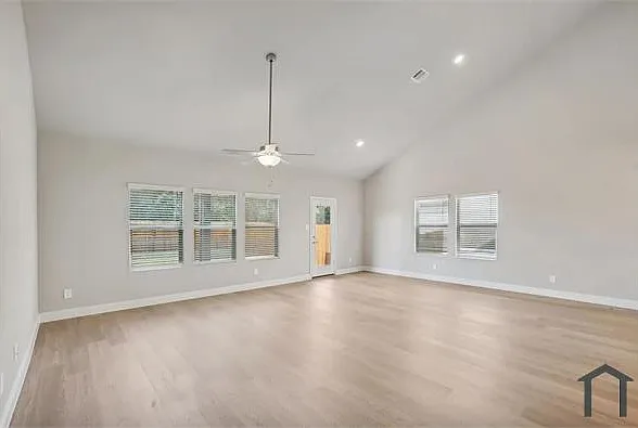 5 bed, 3100 sqft, $4,000 — Photo 3