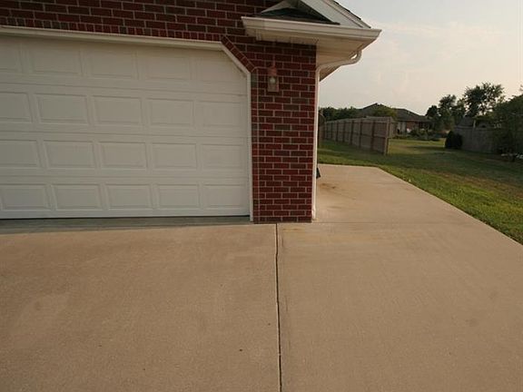 3rd image of 1747 White Oak Dr