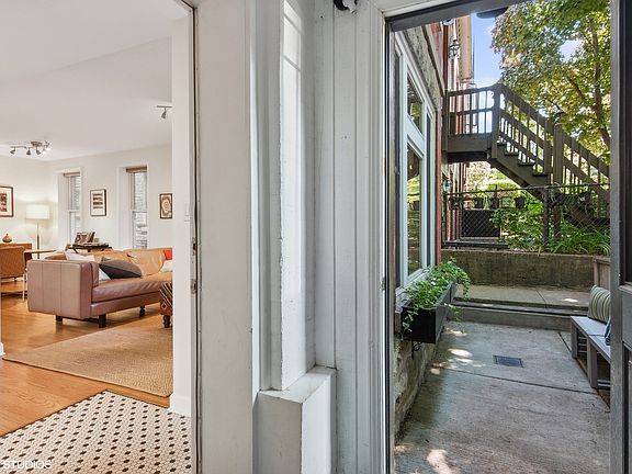 4th image of 2128 W Moffat St #1